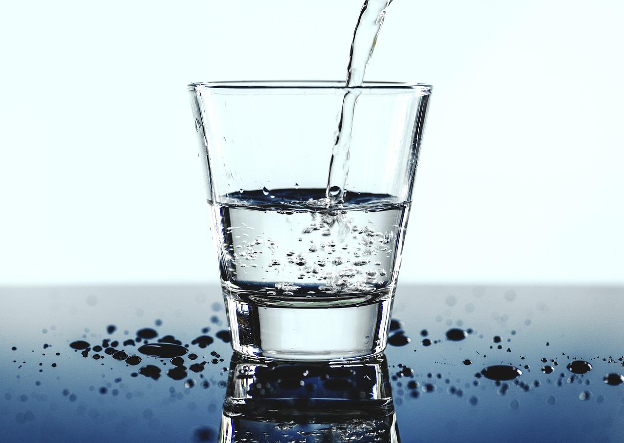 Photo d'un verre d'eau entrain de se remplir