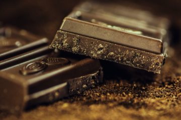 Photot représentant 2 carreaux de chocolat noir