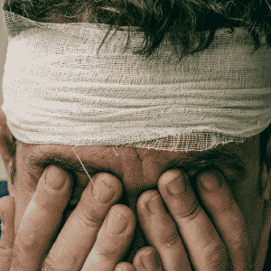 Photo d'un homme après un accident qui semble désorienté et attristé