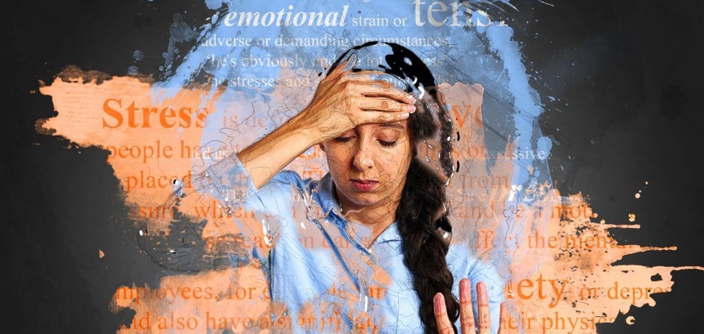 Photo d'une femme éprouvant du stress voir en burn-out avec des mots écrit en fond de ses émotions négatives