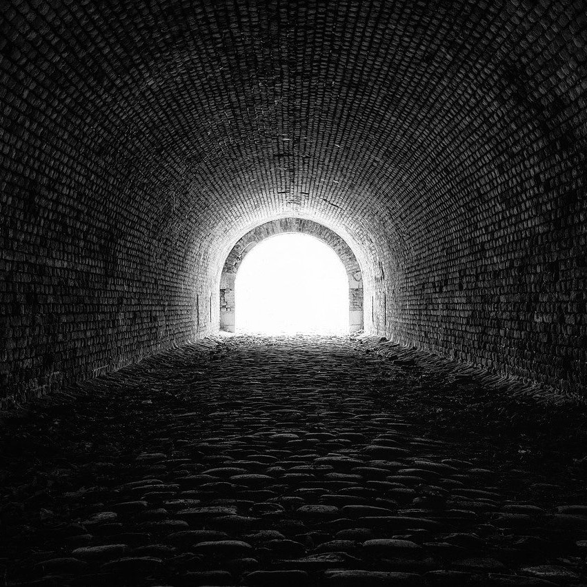 Photo d'un tunnel, avec au bout de la lumière, symbole d'espoir.